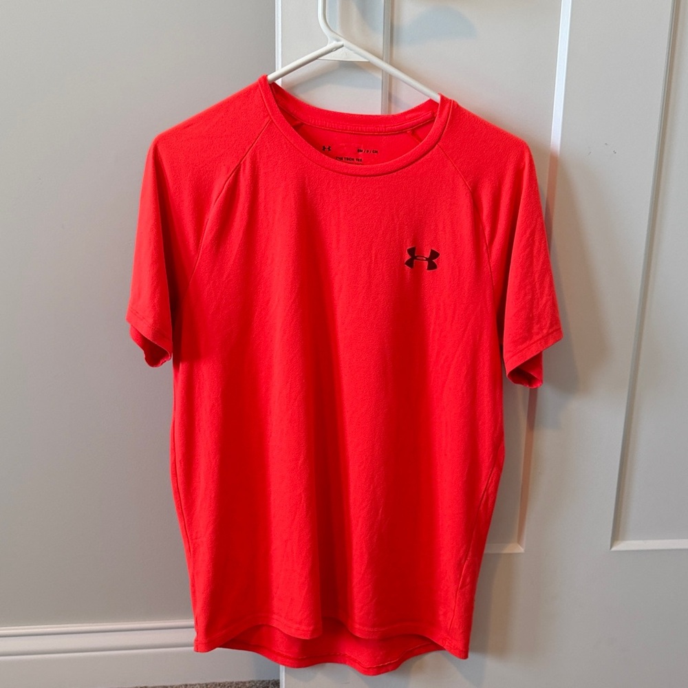 Under Armour women’s Vibrant Red Short Sleeve Tee